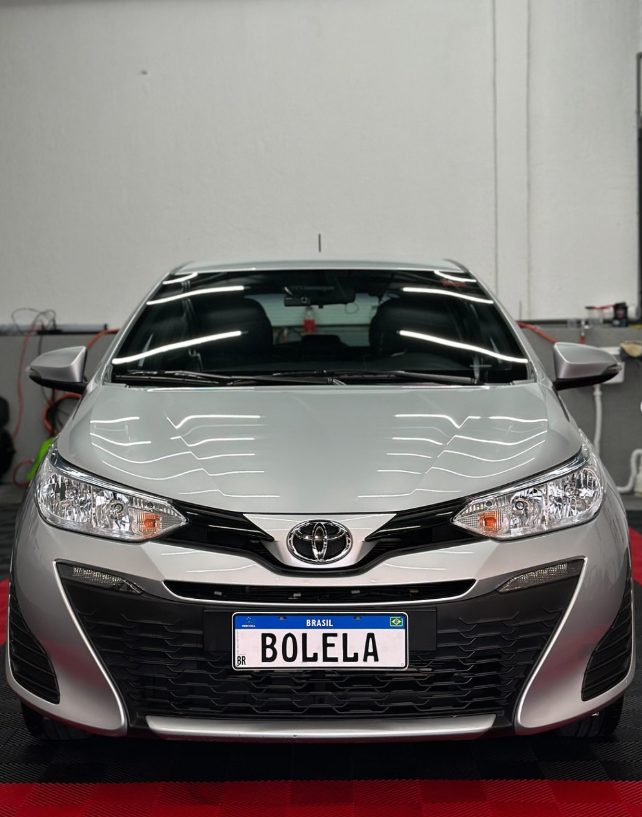 Carro prata com reflexo perfeito no capô após lavagem detalhada na Bolela