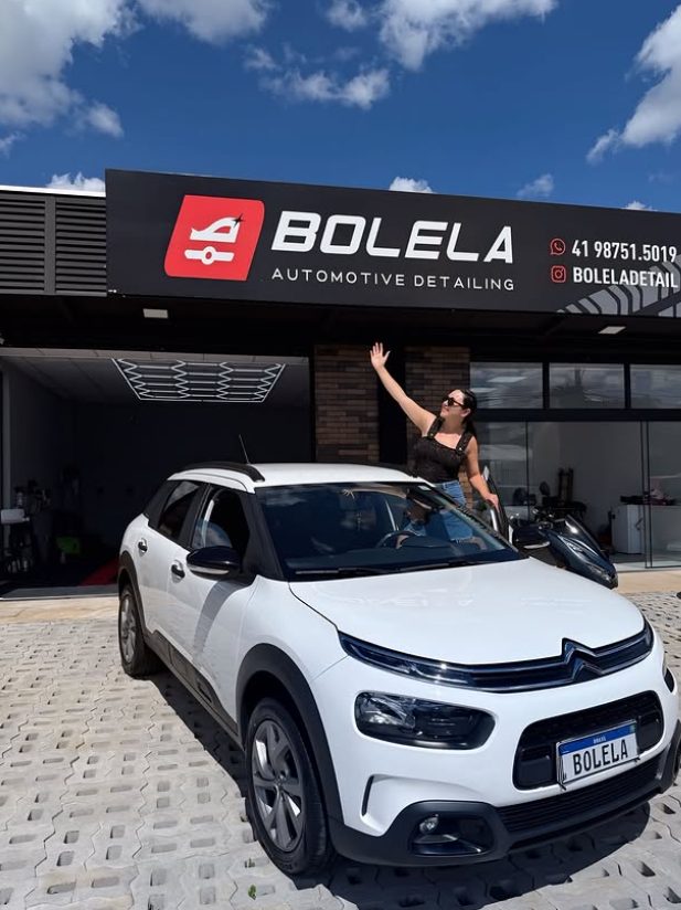 Fachada da Bolela Automotive Detailing em Pinhais - PR com carro branco recém entregue